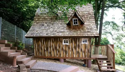 Das Gebäude in dem sich die Lodge befindet