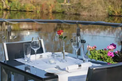 Blick auf einen Fluss in der Nähe des Hotels