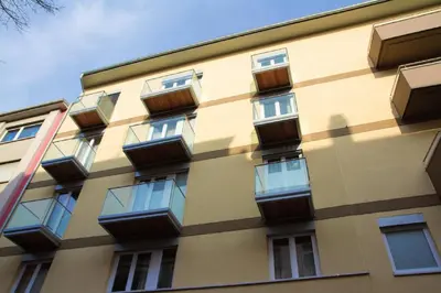 Das Gebäude in dem sich das Aparthotel befindet