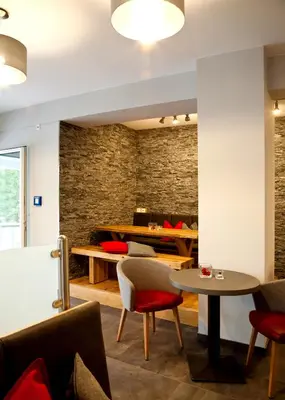 Ein Sitzbereich in der Unterkunft Hotel Hohenloher Tor
