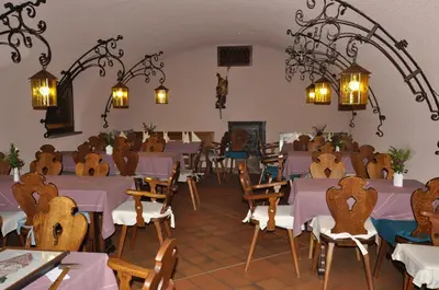 Ein Restaurant oder anderes Speiselokal in der Unterkunft Hotel Schmuckkästchen