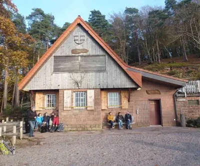 Das Gebäude in dem sich das Ferienhaus befindet