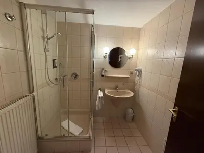 Ein Badezimmer in der Unterkunft Hotel Post Viernheim