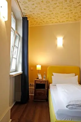 Ein Bett oder Betten in einem Zimmer der Unterkunft WEINreich, Gästezimmer & Weinstube