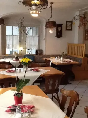 Ein Sitzbereich in der Unterkunft Hotel Adler