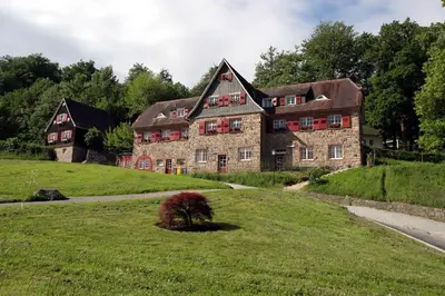 Das Gebäude in dem sich das Ferienhaus befindet