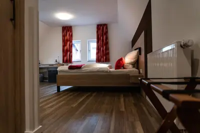 Ein Bett oder Betten in einem Zimmer der Unterkunft Altstadthotel Wilde Rose