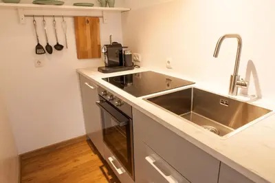 Küche/Küchenzeile in der Unterkunft Modernes Studio im Herzen von Neustadt: PfalzLiebe
