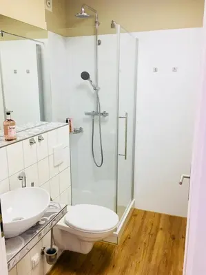 Ein Badezimmer in der Unterkunft Modernes Studio im Herzen von Neustadt: PfalzLiebe