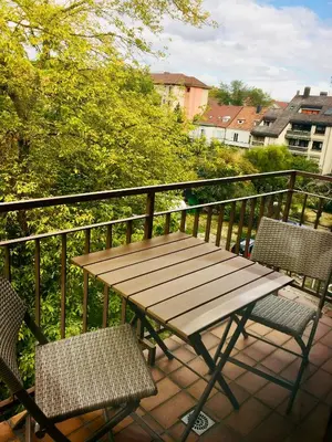 Ein Balkon oder eine Terrasse in der Unterkunft Modernes Studio im Herzen von Neustadt: PfalzLiebe