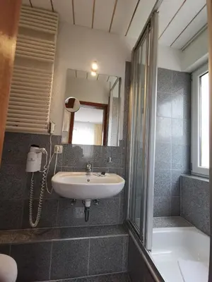 Ein Badezimmer in der Unterkunft Gästehaus Dorflinde
