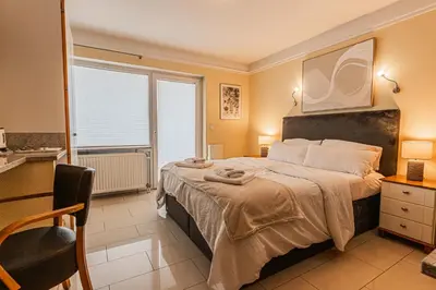 Ein Bett oder Betten in einem Zimmer der Unterkunft Gasper Business & Garden Hotel