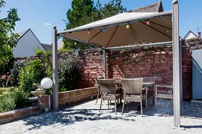 Ein Patio oder anderer Außenbereich in der Unterkunft Gasper Business & Garden Hotel