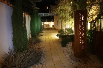Ein Garten an der Unterkunft Gästehaus Alte Glaserei