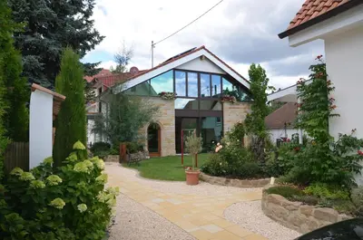 Ein Garten an der Unterkunft Gästehaus Alte Glaserei