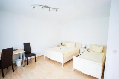 Ein Bett oder Betten in einem Zimmer der Unterkunft Hotel Sauer Garni