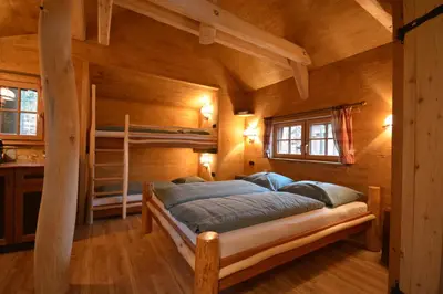 Ein Bett oder Betten in einem Zimmer der Unterkunft Natur-Resort Tripsdrill