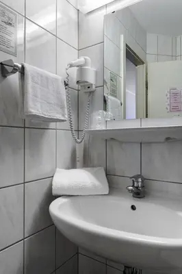 Ein Badezimmer in der Unterkunft Hotel Drei König- Ihr Transithotel
