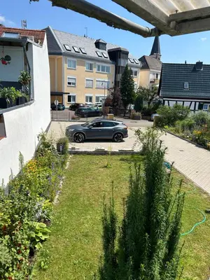 Ein Garten an der Unterkunft Apartment am Rathaus 3SZ