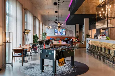 Ein Sitzbereich in der Unterkunft Moxy Darmstadt
