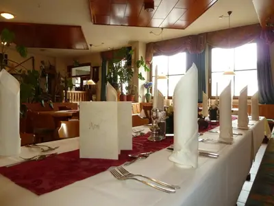 Ein Restaurant oder anderes Speiselokal in der Unterkunft Offenthaler Hof