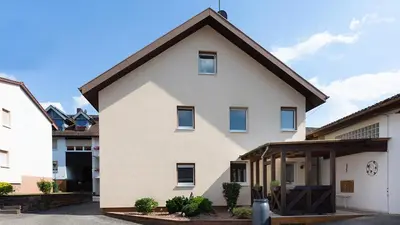 Das Gebäude in dem sich die Ferienwohnung befindet