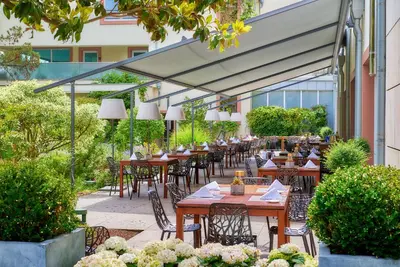 Ein Restaurant oder anderes Speiselokal in der Unterkunft Kaisergarten Hotel Deidesheim