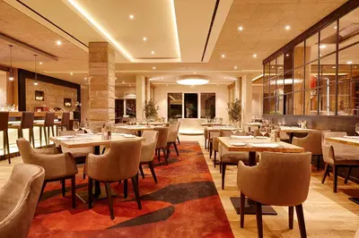 Ein Restaurant oder anderes Speiselokal in der Unterkunft Kaisergarten Hotel Deidesheim