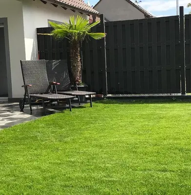 Ein Garten an der Unterkunft Ferienwohnung Lauer