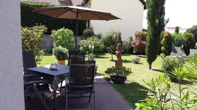 Ein Garten an der Unterkunft Ferienwohnung Zum Weinberg bis 4 Personen - Im Herzen der Pfalz