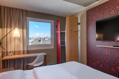 Ein Bett oder Betten in einem Zimmer der Unterkunft T H E Darmstadt