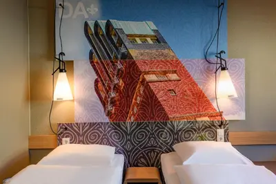 Ein Bett oder Betten in einem Zimmer der Unterkunft T H E Darmstadt