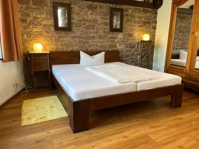 Ein Bett oder Betten in einem Zimmer der Unterkunft Hotel Weingärtner