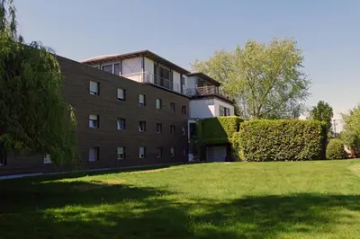 Ein Garten an der Unterkunft SeeHotel Ketsch