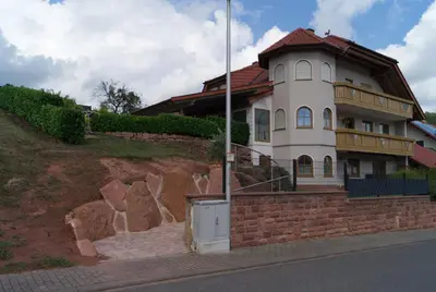 Das Gebäude in dem sich die Ferienwohnung befindet