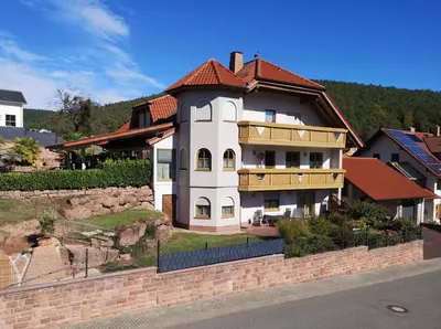 Das Gebäude in dem sich die Ferienwohnung befindet