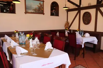 Ein Restaurant oder anderes Speiselokal in der Unterkunft Hotel Weinhaus Wiedemann