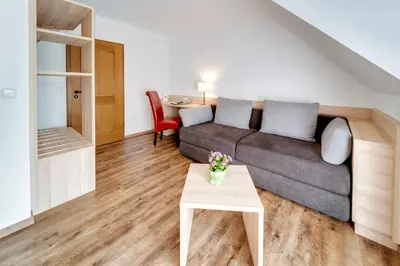 Ein Sitzbereich in der Unterkunft Hotel Waldparkstube