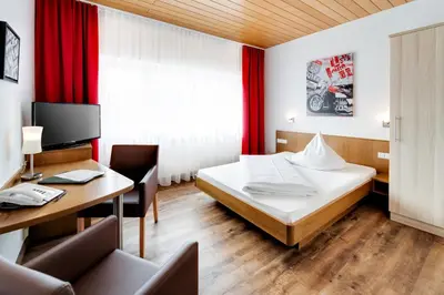 Ein Bett oder Betten in einem Zimmer der Unterkunft Hotel Waldparkstube