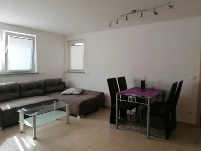 Ein Sitzbereich in der Unterkunft Ferienwohnung Weingut Brutscher