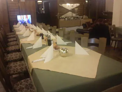 Ein Restaurant oder anderes Speiselokal in der Unterkunft Hotel zur Küferschenke
