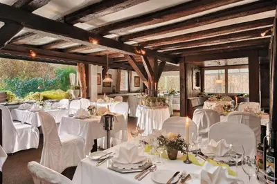 Ein Restaurant oder anderes Speiselokal in der Unterkunft Jagdschloss Mönchbruch