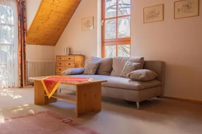 Ein Sitzbereich in der Unterkunft Gästehaus Hellmer