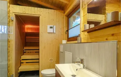 Ein Badezimmer in der Unterkunft Lovely Home In Merzalben With Wifi