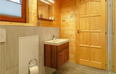 Ein Badezimmer in der Unterkunft Lovely Home In Merzalben With Wifi