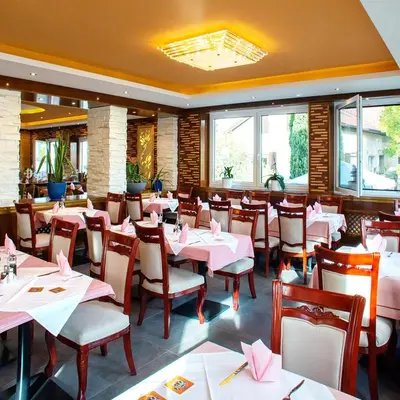 Ein Restaurant oder anderes Speiselokal in der Unterkunft China-Restaurant Lin Garden