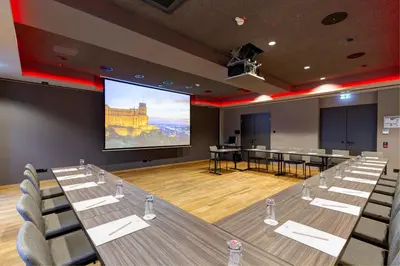 Ein Sitzbereich in der Unterkunft Qube Hotel Bahnstadt