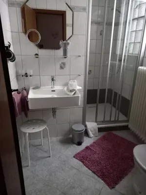 Ein Badezimmer in der Unterkunft An den Kleeäckern 4 Haus mit Herz