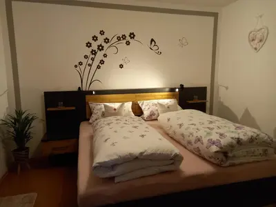 Ein Bett oder Betten in einem Zimmer der Unterkunft An den Kleeäckern 4 Haus mit Herz