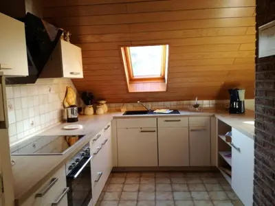 Küche/Küchenzeile in der Unterkunft An den Kleeäckern 4 Haus mit Herz